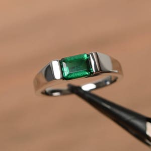 smaragdgroene verlovingsring mei geboortesteen groene edelsteen sterlingzilver oost-west solitaire ring