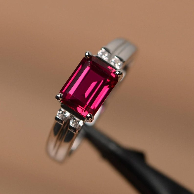 Anillo de rubí rojo, anillo con piedra natal de julio, anillo con piedra preciosa roja de corte esmeralda, anillo de aniversario para mujer imagen 2