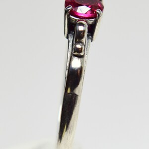 Ruby Ring, Ruby Solitaire Ring, Ruby Engagement Ring, Deco Inspired Ring, 5mm Round Faceted, Set in 925 Sterling Silver Scroll Ring imagen 4