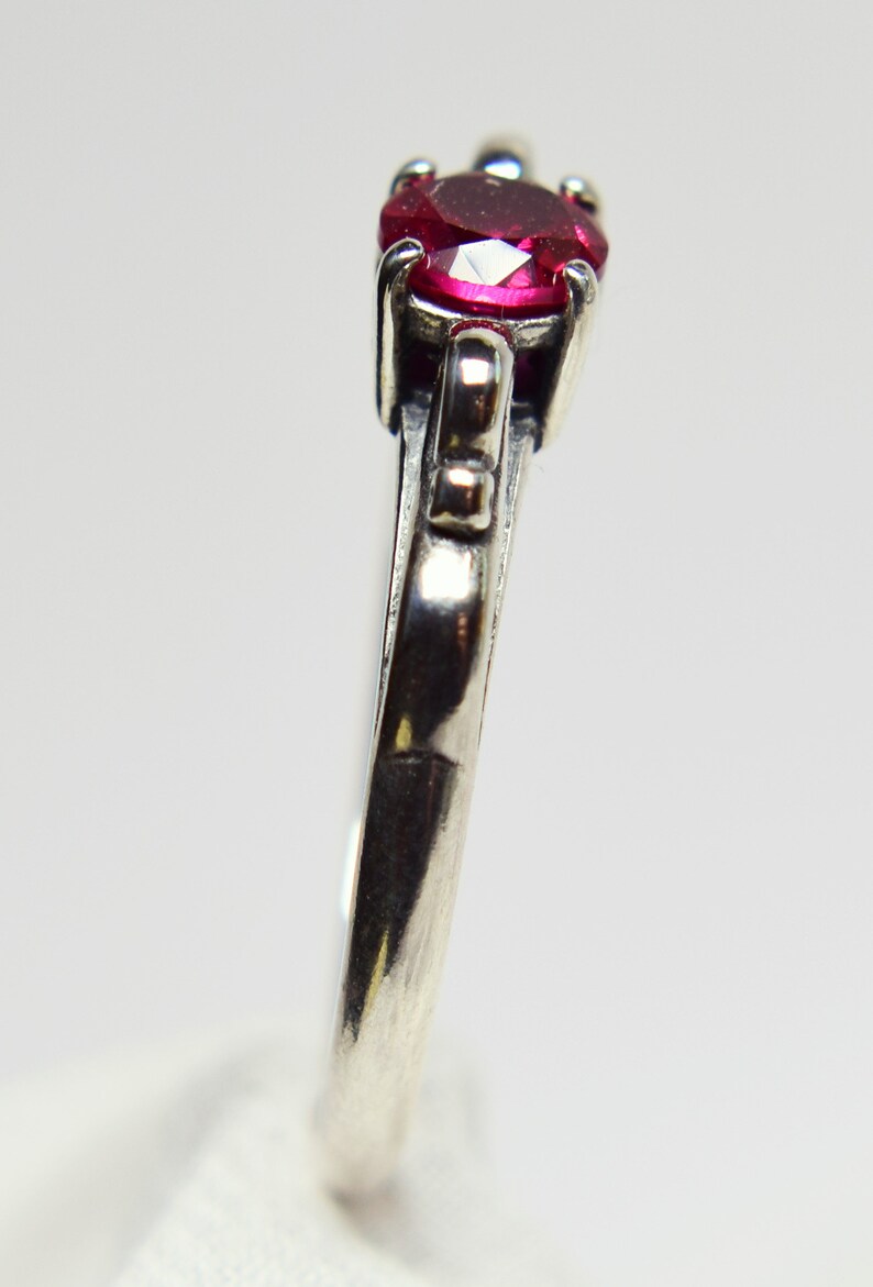 Ruby Ring, Ruby Solitaire Ring, Ruby Engagement Ring, Deco Inspired Ring, 5mm Round Faceted, Set in 925 Sterling Silver Scroll Ring imagen 4