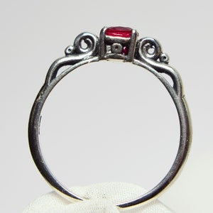Ruby Ring, Ruby Solitaire Ring, Ruby Engagement Ring, Deco Inspired Ring, 5mm Round Faceted, Set in 925 Sterling Silver Scroll Ring imagen 2