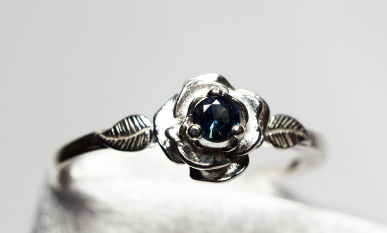 Set in 925 Sterling Silver Rose Mounting Promise Ring Genuine Gemstone 3mm Round Blue Sapphire Ring