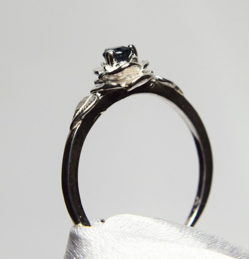 Set in 925 Sterling Silver Rose Mounting Promise Ring Genuine Gemstone 3mm Round Blue Sapphire Ring