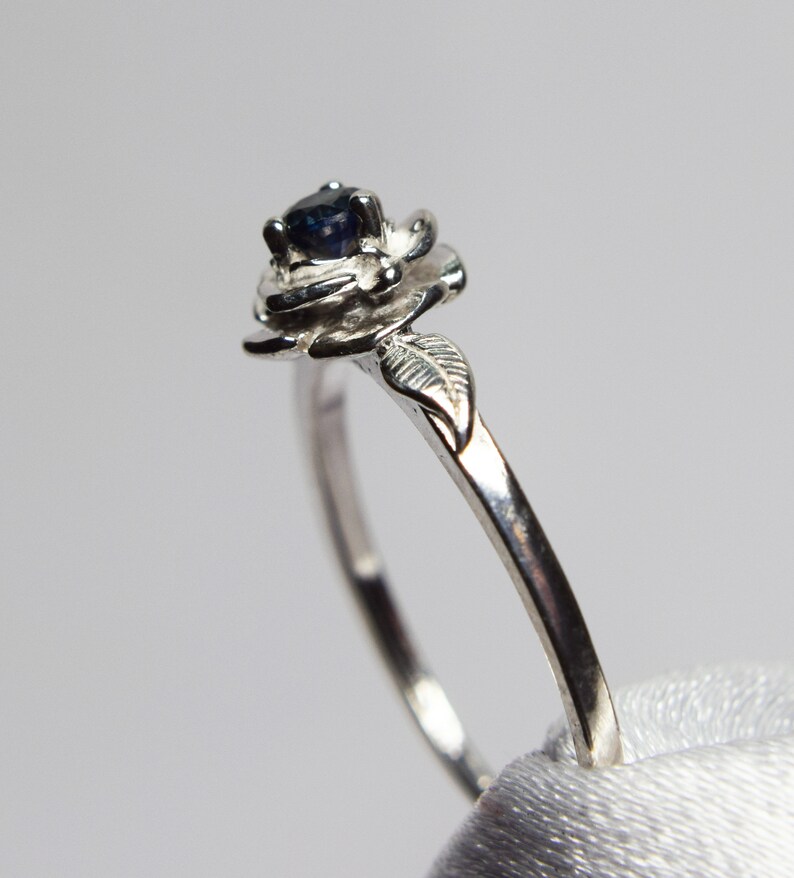 Set in 925 Sterling Silver Rose Mounting Promise Ring Genuine Gemstone 3mm Round Blue Sapphire Ring