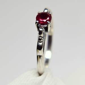 Ruby Ring, Ruby Solitaire Ring, Ruby Engagement Ring, Deco Inspired Ring, 5mm Round Faceted, Set in 925 Sterling Silver Scroll Ring imagen 3