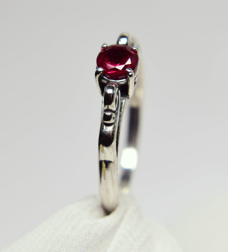 Ruby Ring, Ruby Solitaire Ring, Ruby Engagement Ring, Deco Inspired Ring, 5mm Round Faceted, Set in 925 Sterling Silver Scroll Ring imagen 3