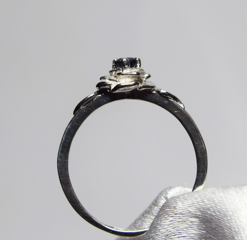 Set in 925 Sterling Silver Rose Mounting Promise Ring Genuine Gemstone 3mm Round Blue Sapphire Ring