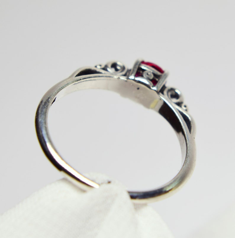 Ruby Ring, Ruby Solitaire Ring, Ruby Engagement Ring, Deco Inspired Ring, 5mm Round Faceted, Set in 925 Sterling Silver Scroll Ring imagen 5