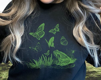 Cottagecore Frog Sweatshirt | Fairycore Aesthetic Sweatshirt | Goblincore Shirt | Mushroom Sweatshirt | Green Witch Aesthetic | Nature Top