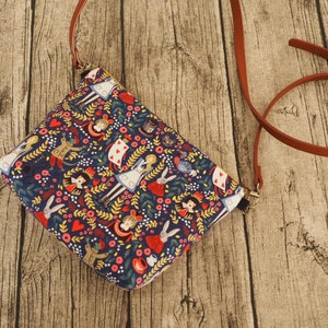 Alice im Wunderland Crossbody Bag: Bestickte Reißverschluss-Umhängetasche