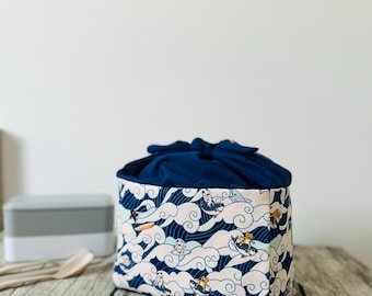 Geborduurde lunchbox voor katten: bentotas in Japanse stijl met strik