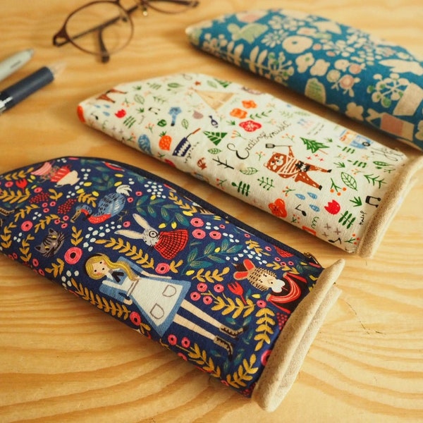 Estuche para lápices de pie hecho a mano con estampado de animales