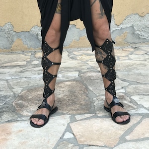 Gladiator Sandalen für Männer, handgemachte schwarze Ledersandalen, knielang Römisch, Griechisch, ungewöhnliche einzigartige Cosplay Schnürung, Statement Sandalen