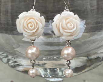 Boucles d'oreilles fleur rose et perle, boucles d'oreilles roses pendantes, boucles d'oreilles rose rouge, boucles d'oreilles rose, boucles d'oreilles fleur, boucles d'oreilles perle de mariée