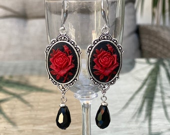 Gothic rode roos oorbellen met zwarte druppel kralen, Rose cameo oorbellen, Goth oorbellen, rode roos oorbellen