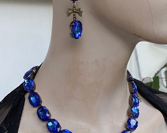 Demi-Parure aus blauer Kristallkette und Ohrringen, Fassung aus antikem Messing