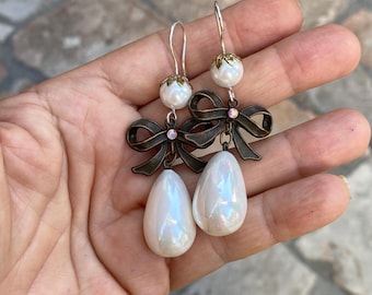 Huge teardrop earrings with bowknot for Baroque and Rococo lovers