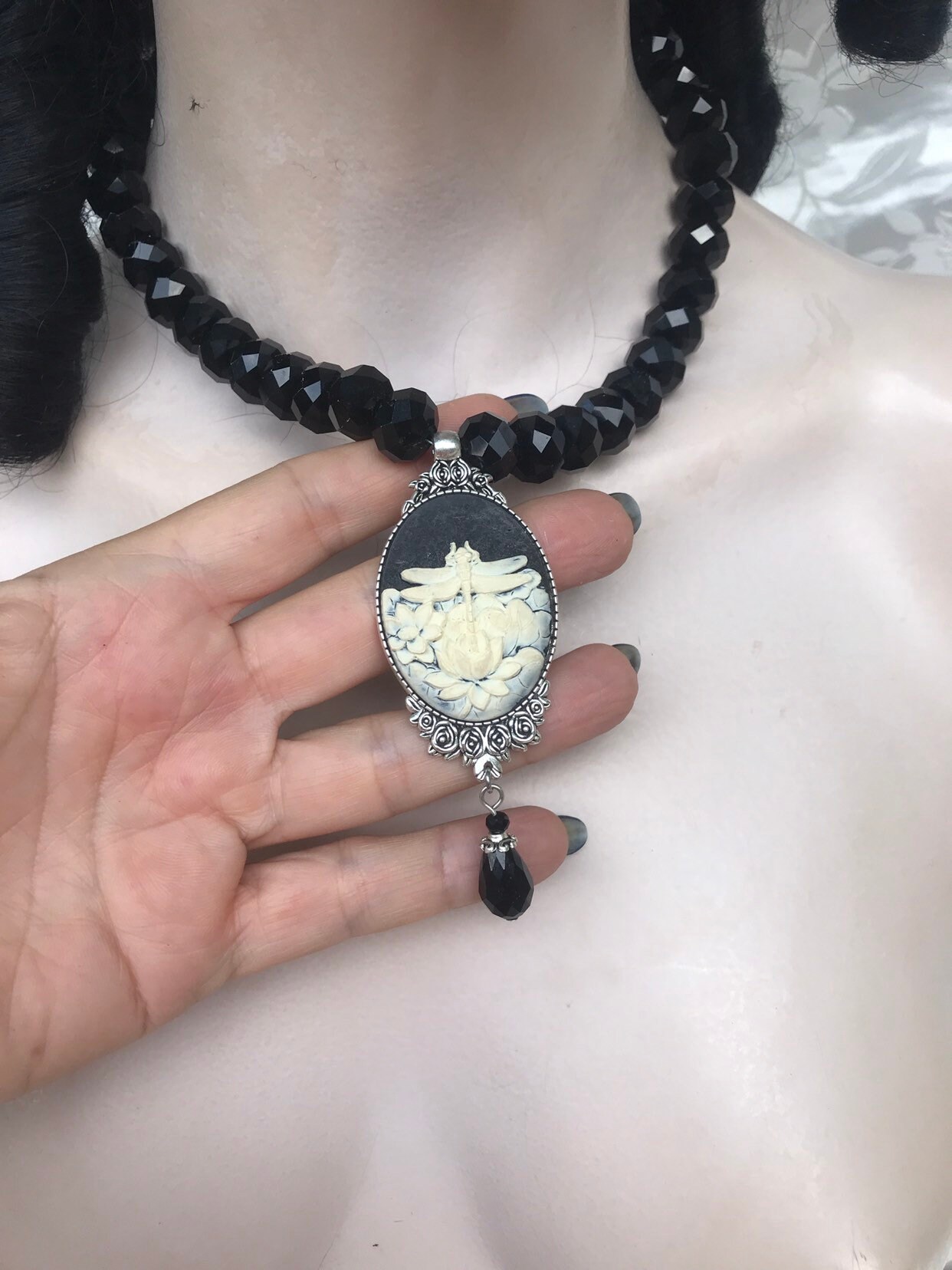 トンボカメオチョーカー：ブラックファセットクリスタルバロック