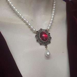 Handgemaakte renaissanceparelketting • Robijn cabochon, historische sieraden
