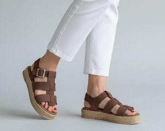 Sandalias de pescador de piel para mujer con punta abierta. Sandalias gladiadoras tejidas a mano. Alpargatas con plataforma gruesa. Piel nobuk marrón. Ideales para el verano y para usar todo el día.