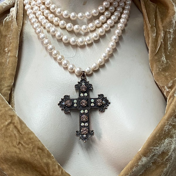 Collier de perles multirangs, collier croix baroque, bijoux baroques, collier croix Renaissance, collier croix de perles roses crème