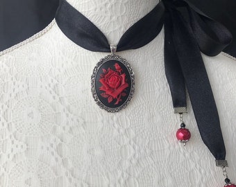 Collana cameo, girocollo cameo, collana girocollo cammeo, rosa gotica rossa Collana nuziale gotica rosa rossa nastro nero cammeo