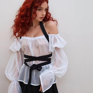 Camicia da pirata rinascimentale con spalle scoperte per donna