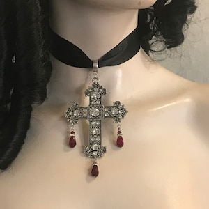 Gotische Renaissance-Kreuz-Halskette auf Satinband, große Kreuz-Halskette, silberne Barock-Kreuz-Halskette