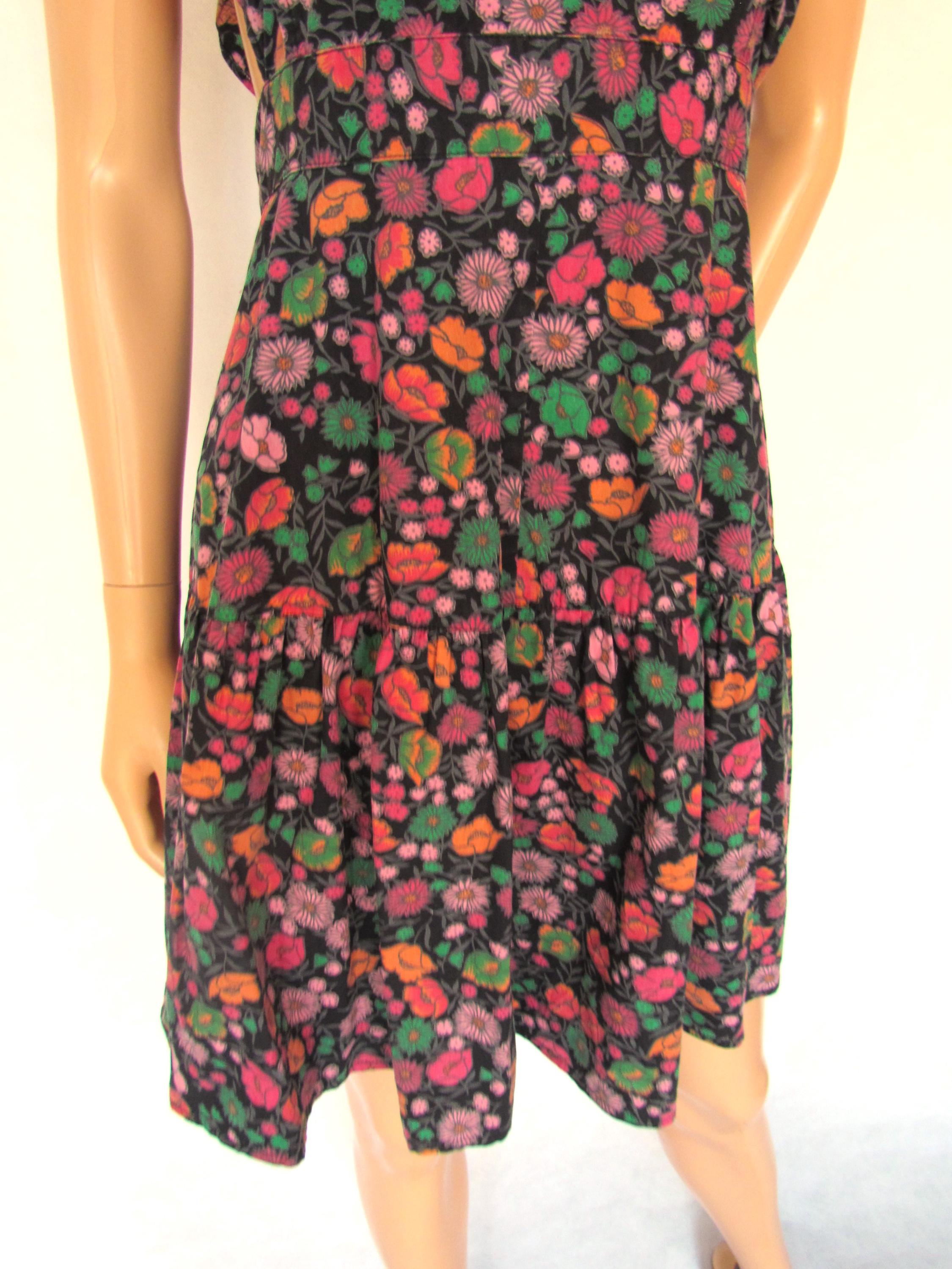 70年代ヴィンテージの夏用エプロンドレス、花柄コットン、フリル、S