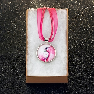 Colar feito à mão com cabochão Galah Parrot