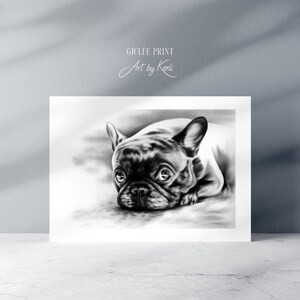 Puede incluir: Impresión giclée en blanco y negro de un bulldog francés. La obra de arte presenta una ilustración detallada del perro acostado, con un fondo suave y sombreado. La impresión incluye el texto "GICLEE PRINT" y "Art by Kerli".