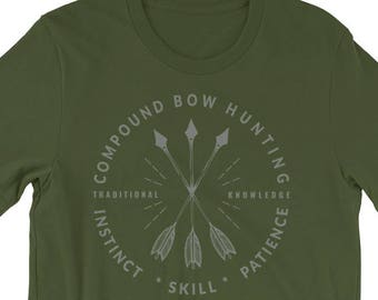 コンパウンドボウハンティングメンズシャツ、ボウハンティングギフト、ボウハンターギフト、ハンターシャツ、コンパウンドボウギフト、ユニセックスシャツ、伝統的なボウアロー