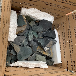 Large flat rate of chert and chalcedony,  New York chert / flint for Flintknapping and bushcraft