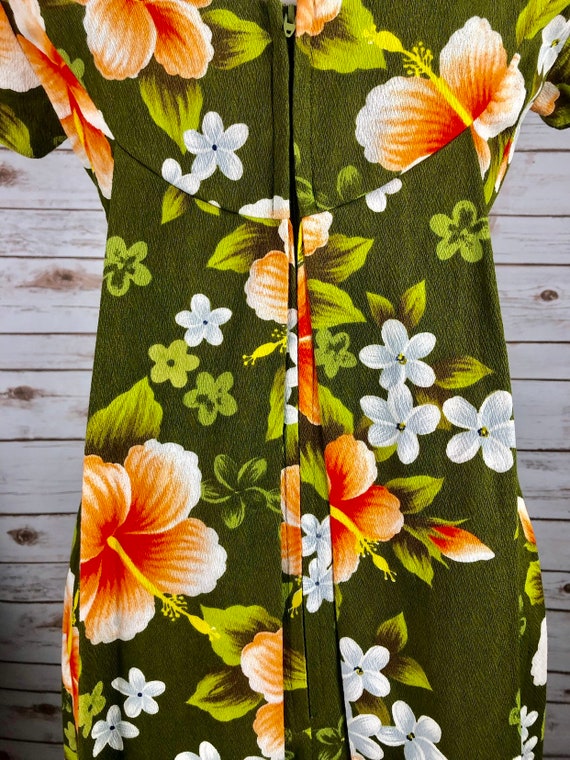 Vintage dress 1970s Green Hawaiian Flower Print D… - image 3