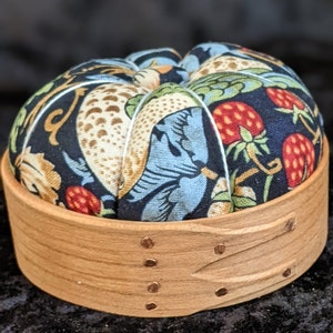 Handcrafted shaker pincushion with William Morris fabric image 2