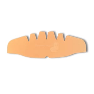 Peut inclure: Un bandeau en mousse orange clair avec cinq cr&ecirc;tes et le texte "Shapers Design" en blanc.