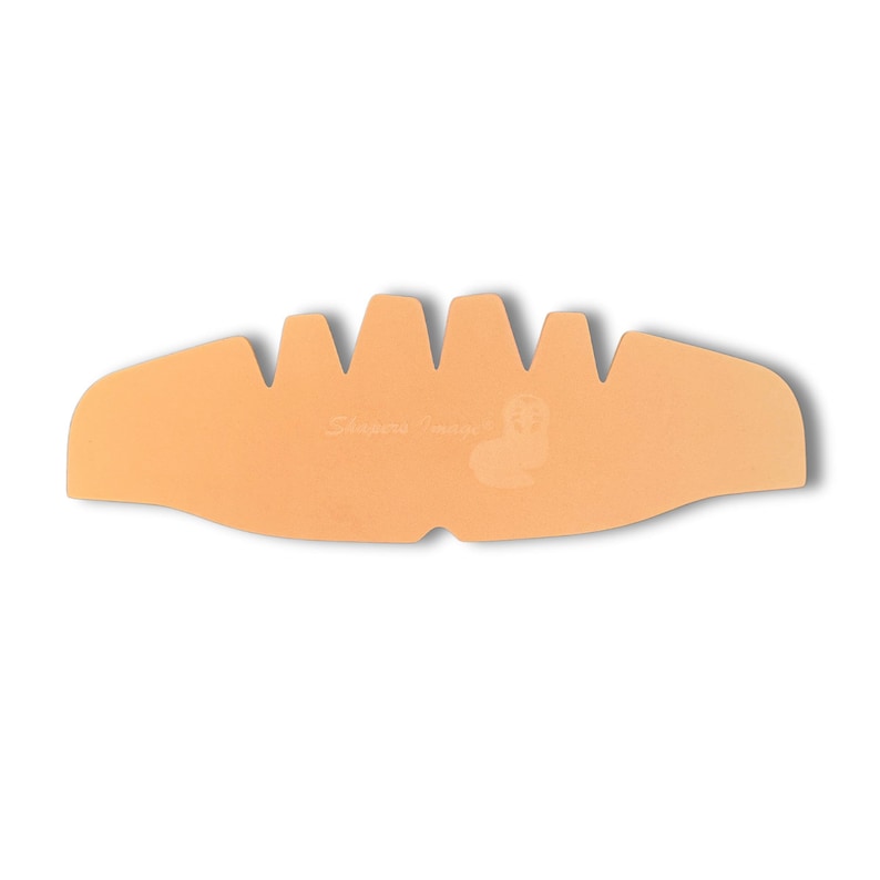 Peut inclure: Un bandeau en mousse orange clair avec cinq cr&ecirc;tes et le texte "Shapers Design" en blanc.