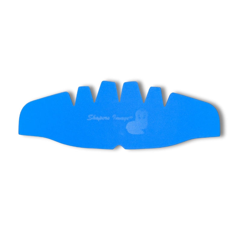 Peut inclure: Une doublure de casque bleu clair avec un motif en relief et le texte "Shapes Inspire" en blanc.