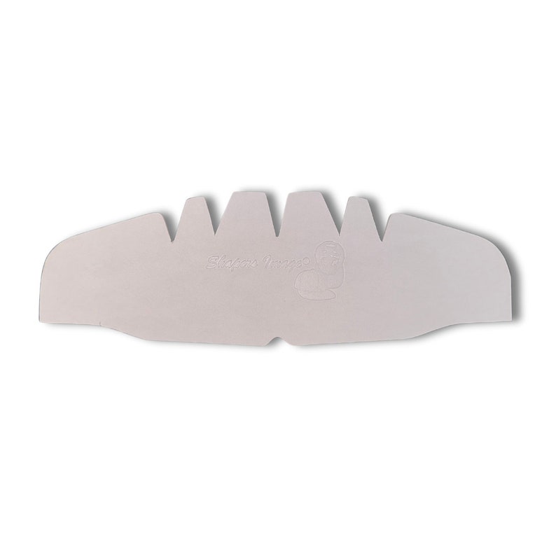 Peut inclure: Doublure de casque en plastique blanc avec un bord festonn&eacute; et le texte "Sleeper Lacrosse" imprim&eacute; dessus.