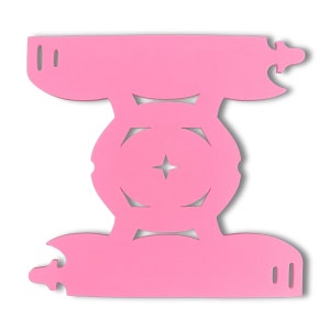 Puede incluir: Caja de manualidades de papel rosa con un diseño de estrella en el centro. La caja está hecha de dos piezas que se pliegan juntas para crear una forma tridimensional.