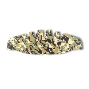 Peut inclure: Une visi&egrave;re en mousse &agrave; motif camouflage avec un bord festonn&eacute;.