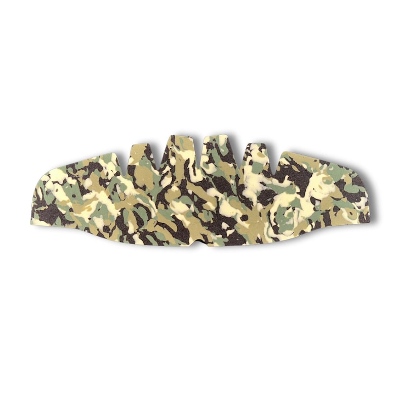 Peut inclure: Une visi&egrave;re en mousse &agrave; motif camouflage avec un bord festonn&eacute;.