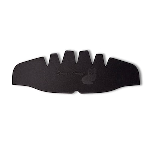 Peut inclure: Doublure de casque en mousse noire avec une surface textur&eacute;e et un logo "Shaper Image".