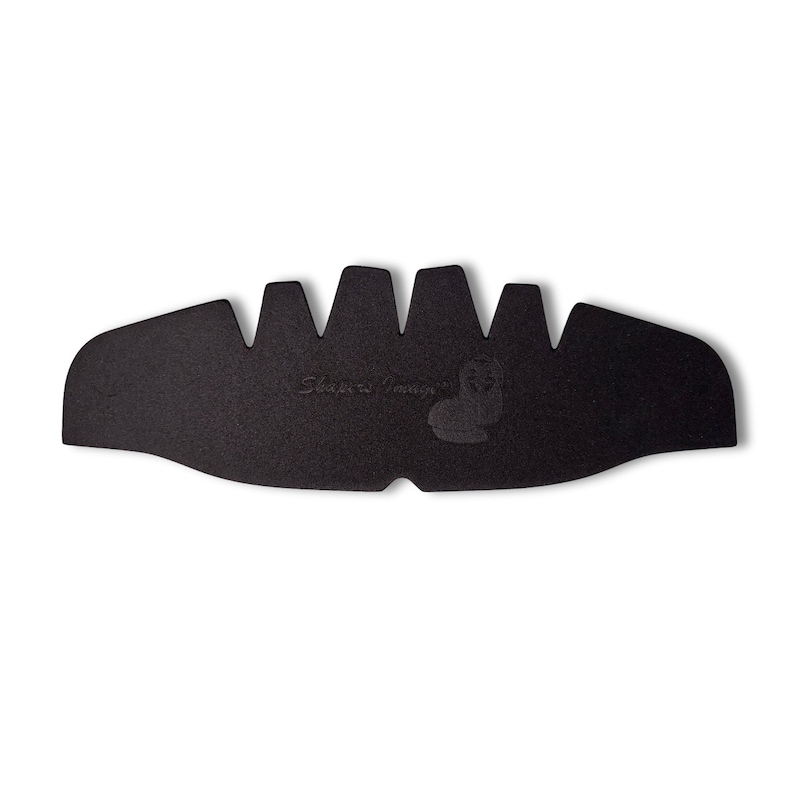 Peut inclure: Doublure de casque en mousse noire avec une surface textur&eacute;e et un logo "Shaper Image".