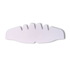 Peut inclure: Doublure de casque en plastique blanc avec un bord festonn&eacute; et le texte "Shapes in Motion" imprim&eacute; sur le devant.