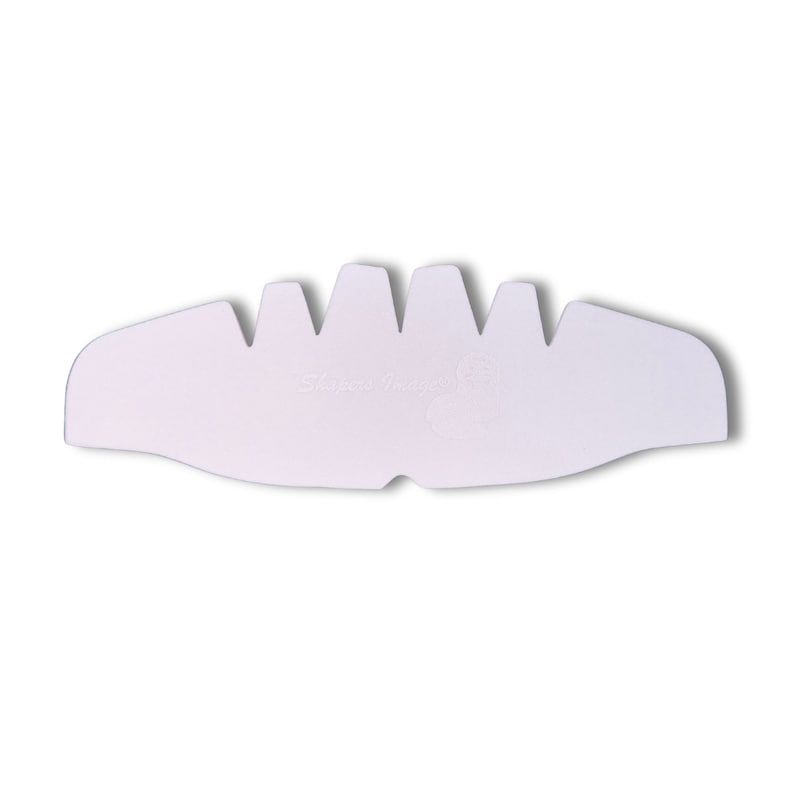 Peut inclure: Doublure de casque en plastique blanc avec un bord festonn&eacute; et le texte "Shapes in Motion" imprim&eacute; sur le devant.