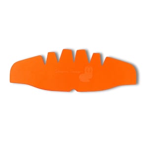 Peut inclure: Pi&egrave;ce de mousse orange avec un bord festonn&eacute; et un logo qui dit "Shapers Image".