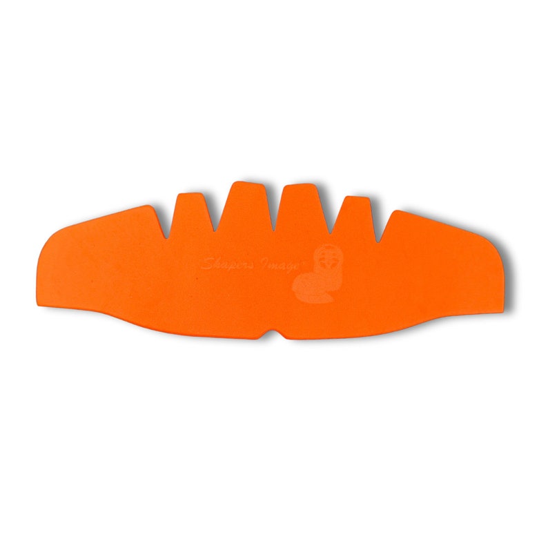 Peut inclure: Pi&egrave;ce de mousse orange avec un bord festonn&eacute; et un logo qui dit "Shapers Image".