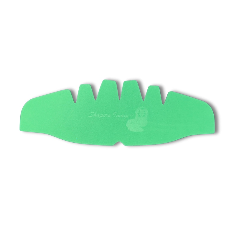 Peut inclure: Une visi&egrave;re de casque en plastique vert avec cinq cr&ecirc;tes. La visi&egrave;re porte l'inscription "Shapers Image".