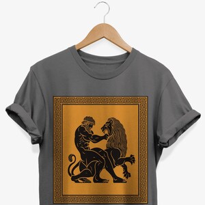 Herakles vs Nemeiska lejonet T-shirt: Grekisk mytologi grafisk t-shirt